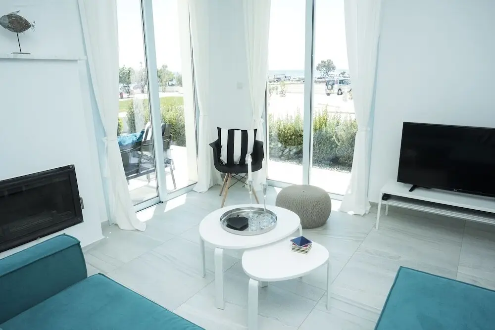Героскипу: Wavebreeze Villas