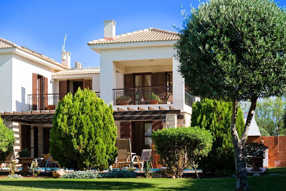 3 bedroom Villa Anarita 64 with private L-shaped pool, beautiful gardens, near resort village square — фото 1