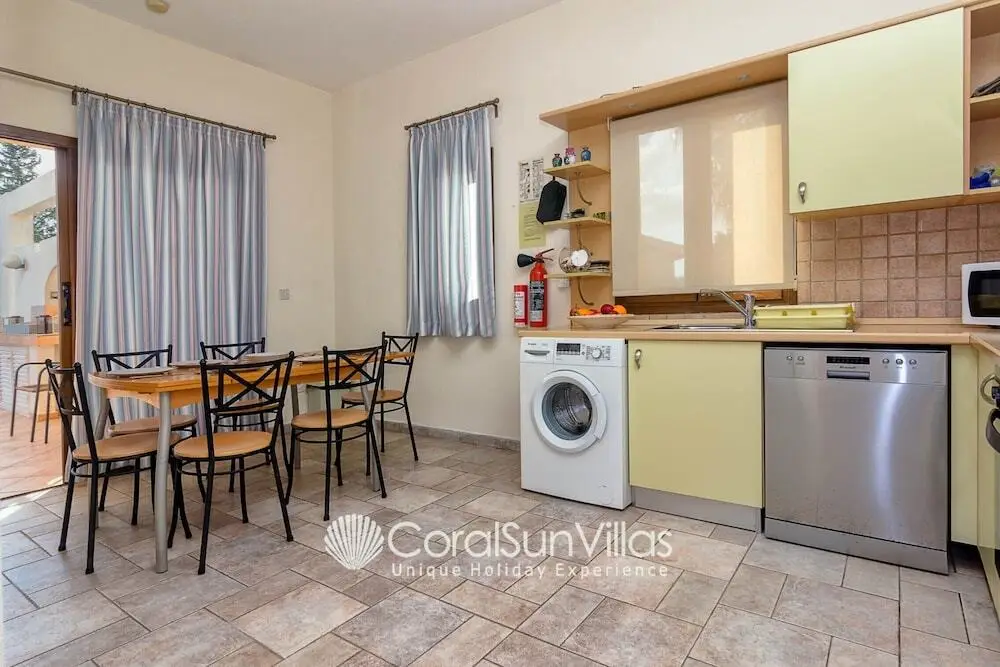 Wonderful Quiet Area, Completely Privacy, Large Private Pool, Colourful Garden — фото 1