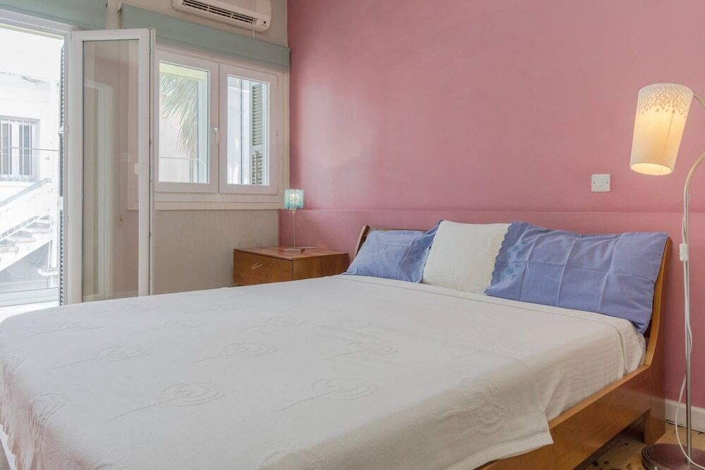 Лимассол: City Center Accomodation For Women - Free Bicycles