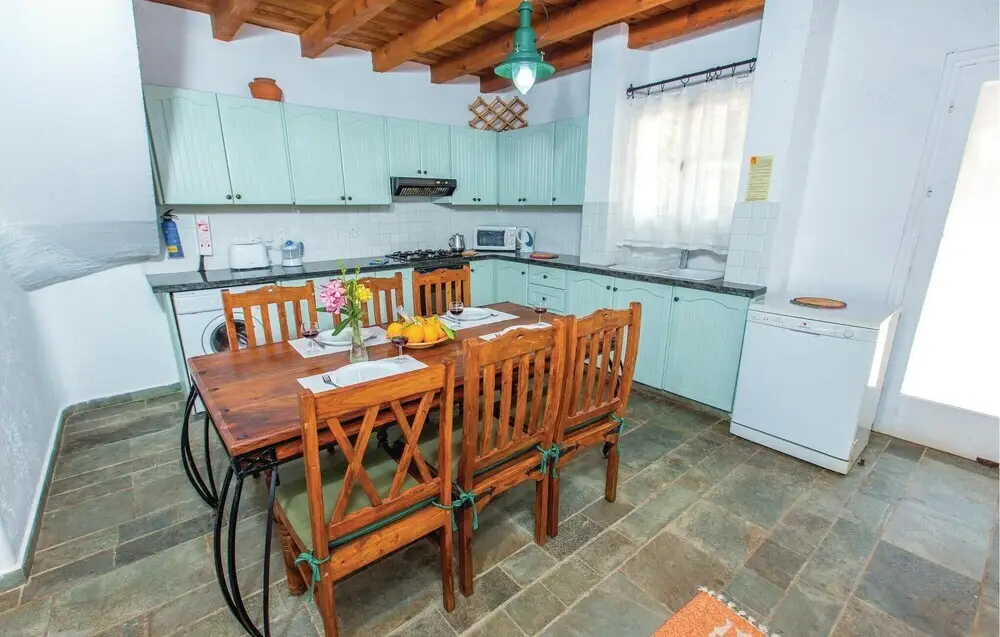 Помос: Awesome Home in Pomos With Wifi and 3 Bedrooms