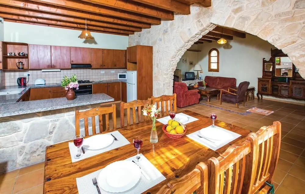 Милиу: Amazing Home in Miliou Paphos With 3 Bedrooms, Outdoor Swimming Pool and Swimming Pool