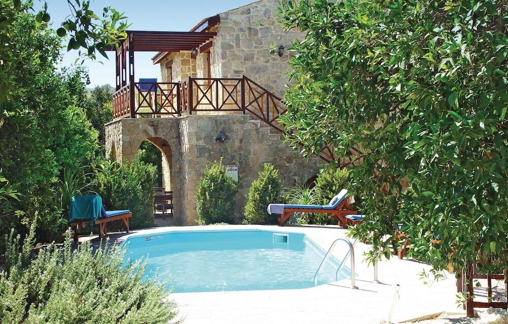 Amazing Home in Miliou Paphos With 3 Bedrooms, Outdoor Swimming Pool and Swimming Pool — фото 1