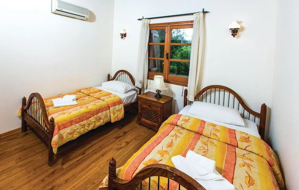 Милиу: Amazing Home in Miliou Paphos With 3 Bedrooms, Outdoor Swimming Pool and Swimming Pool