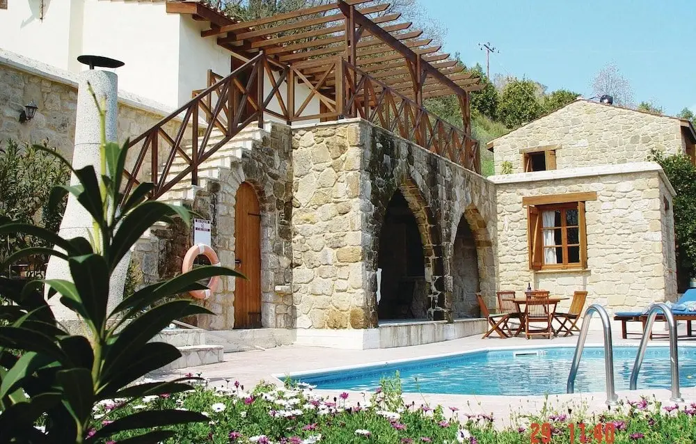 Beautiful Home in Miliou Paphos With 3 Bedrooms, Outdoor Swimming Pool and Swimming Pool — фото 1