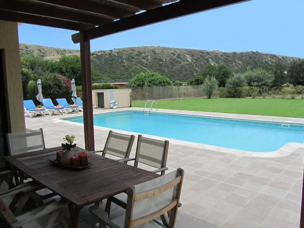 Писсури: Gorgeous Bungalow by Pissouri Bay, With Private Pool, Landcaped Garden