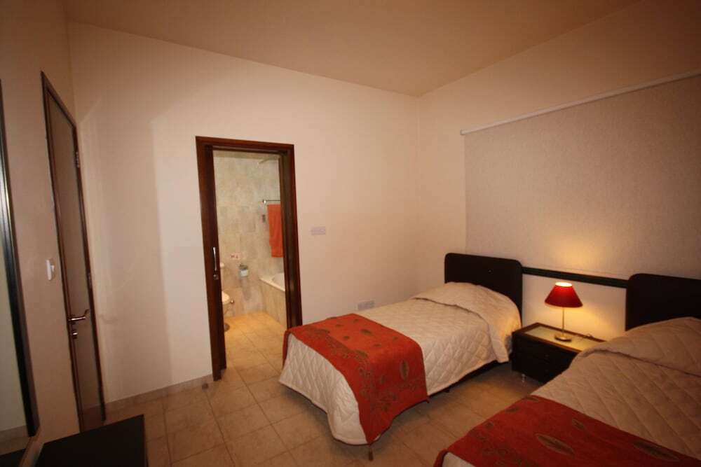 Писсури: Gorgeous Bungalow by Pissouri Bay, With Private Pool, Landcaped Garden