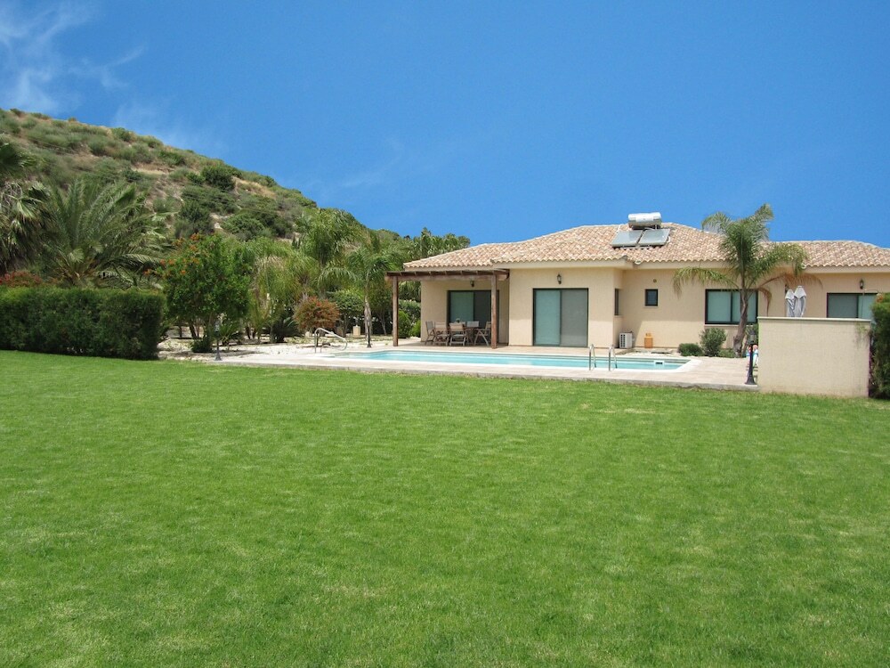 Gorgeous Bungalow by Pissouri Bay, With Private Pool, Landcaped Garden — фото 1