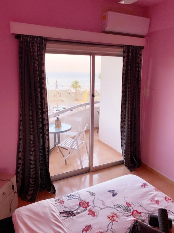Ларнака: Beach Front Apartment