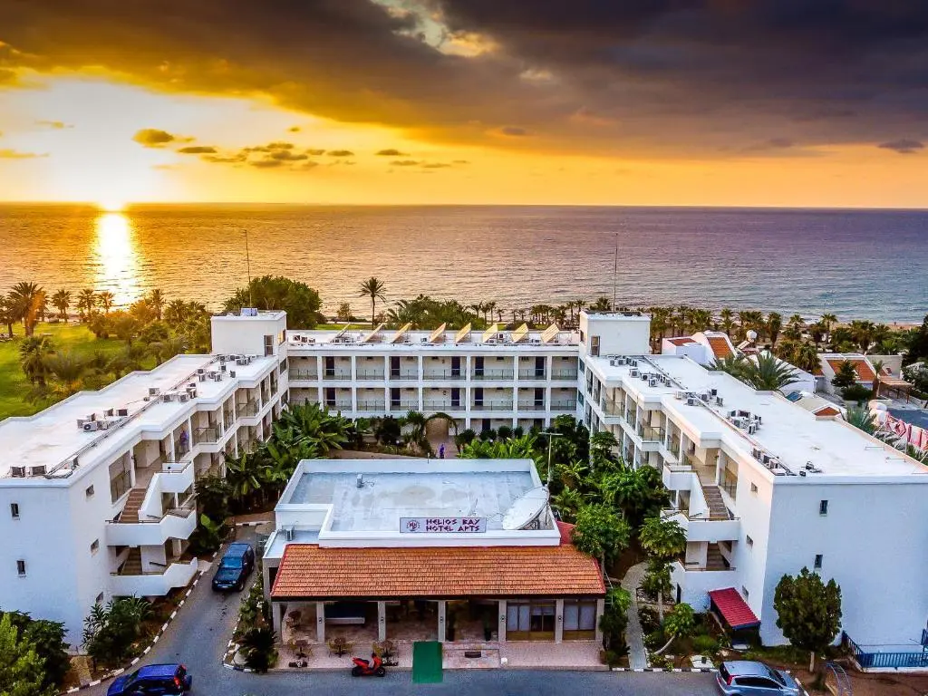 Хлорака: Helios Bay Hotel and Suites