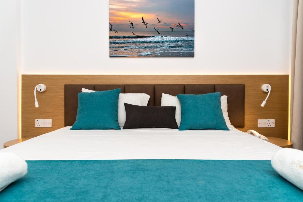 Хлорака: Helios Bay Hotel and Suites