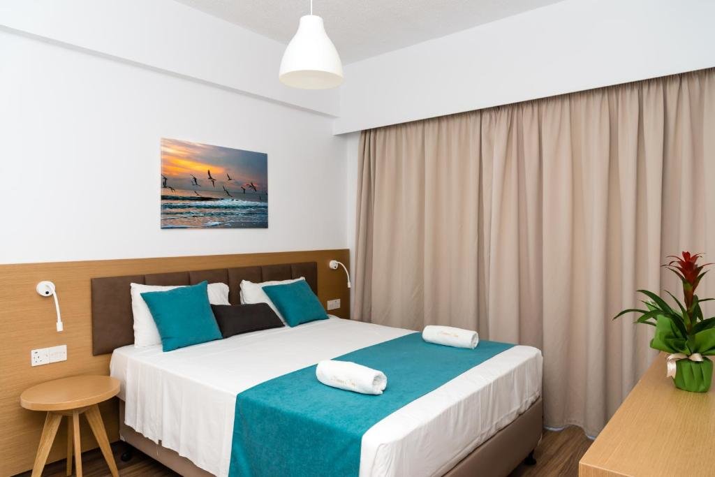 Хлорака: Helios Bay Hotel and Suites