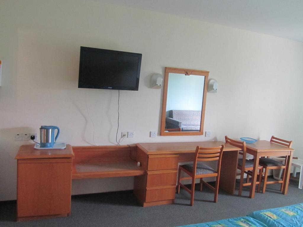 Хлорака: Helios Bay Hotel and Suites