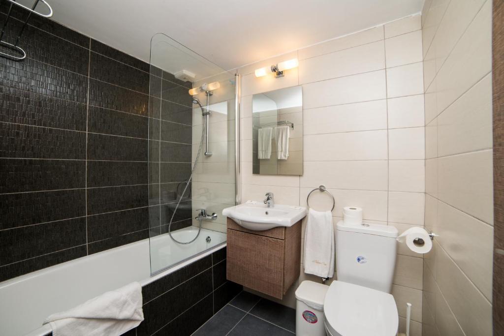 Хлорака: Helios Bay Hotel and Suites
