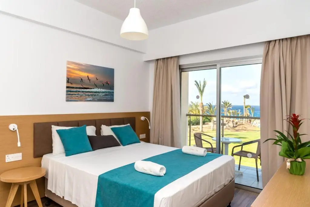 Хлорака: Helios Bay Hotel and Suites