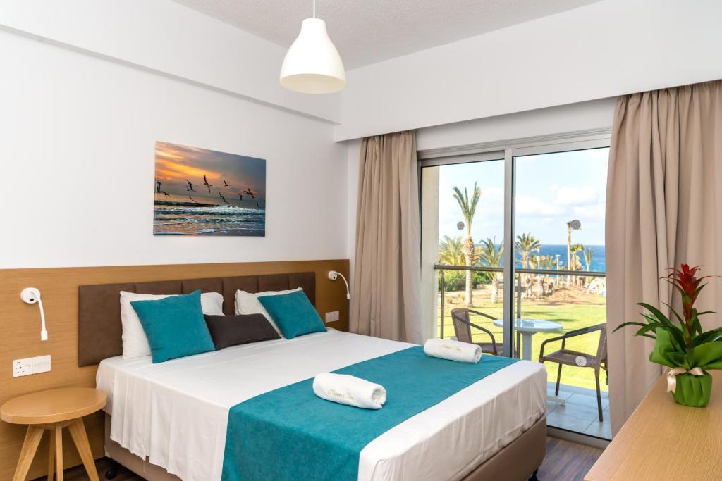 Хлорака: Helios Bay Hotel and Suites