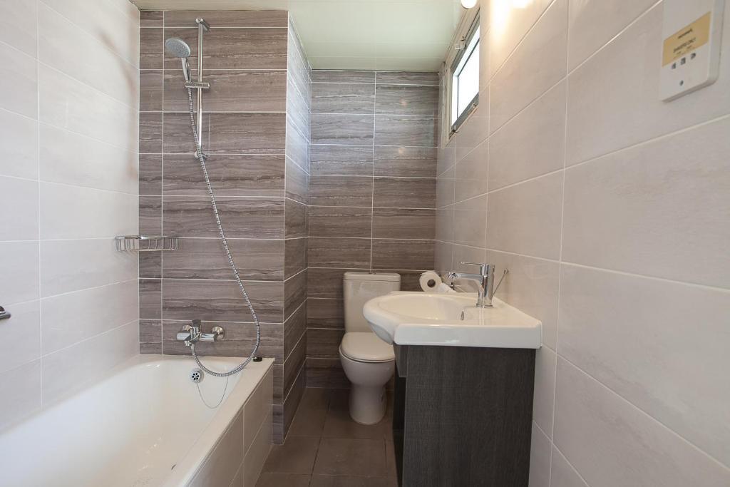 Хлорака: Helios Bay Hotel and Suites