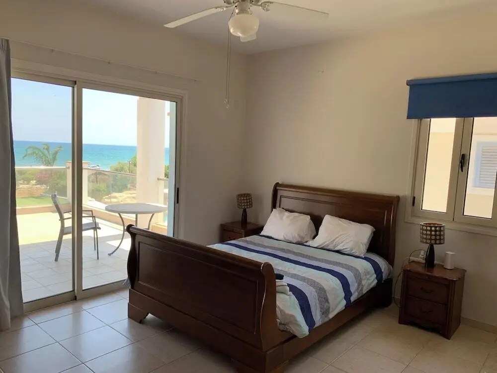 Кити: Beachfront Family Holiday Villa Perivolia