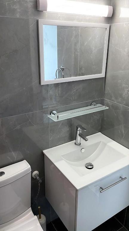 Агиос Тихонас: 1 Bedroom Apartment With a Magnificent sea View