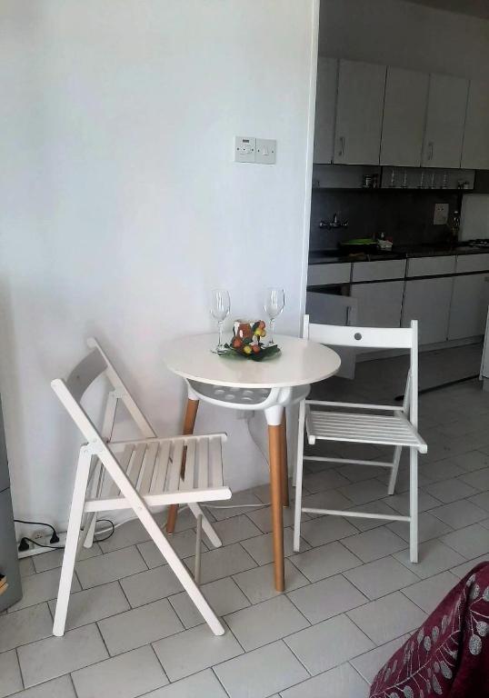 Агиос Тихонас: 1 Bedroom Apartment With a Magnificent sea View
