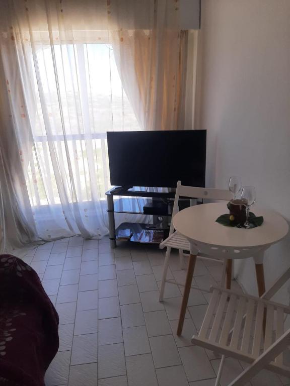 Агиос Тихонас: 1 Bedroom Apartment With a Magnificent sea View