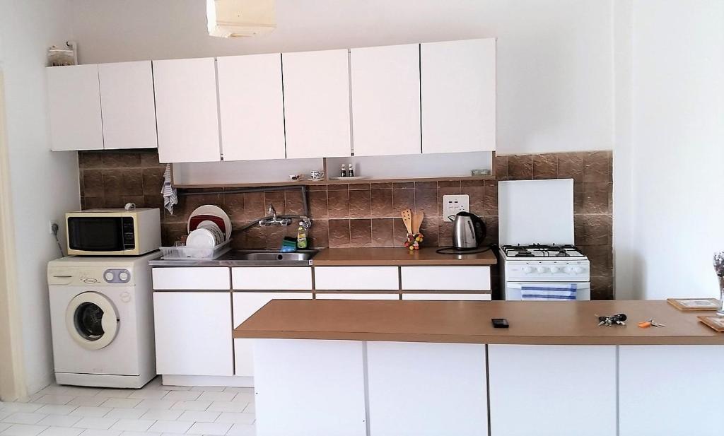 Агиос Тихонас: 1 Bedroom Apartment With a Magnificent sea View