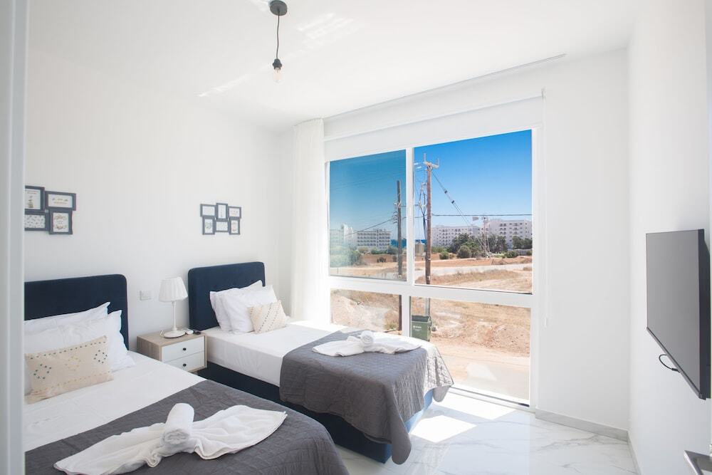 Протарас: 4 Bedroom Villa With Privaet Pool in the Center Protaras Vie Bleu Villa Vb1