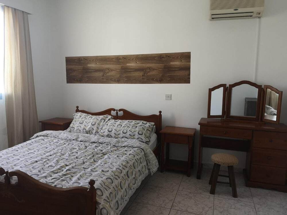 Пафос: 1-bed Cosy Apartment Close to Paphos Beach