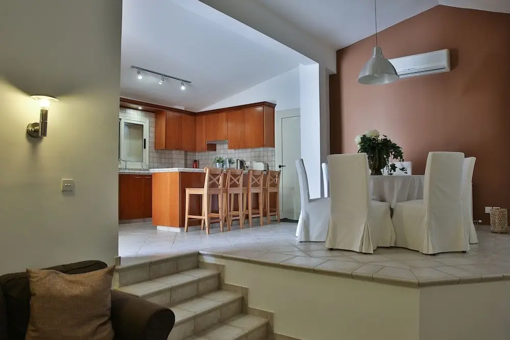 Какопетрия: Nestor Hillside Moniatis House