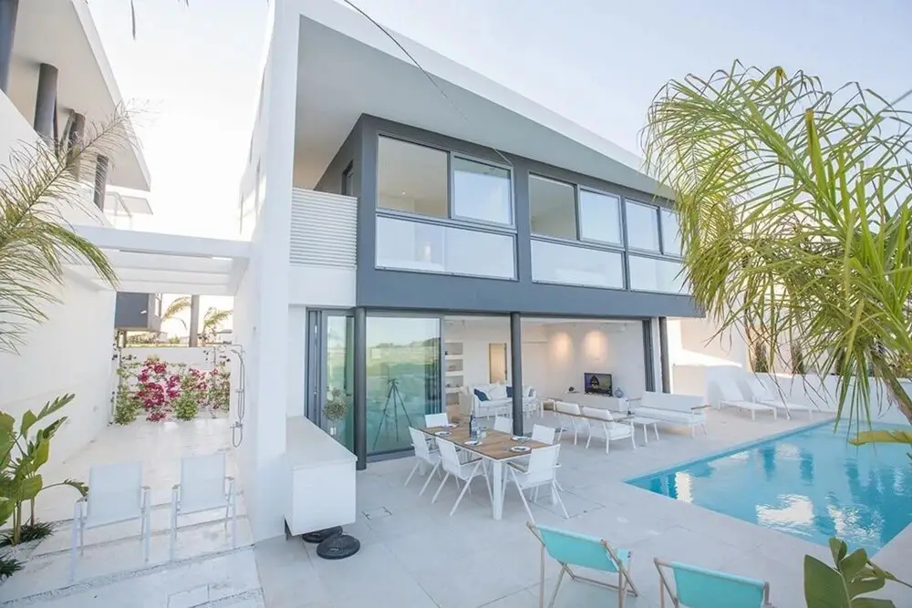 Паралимни: Villa Charlize AQ WP7