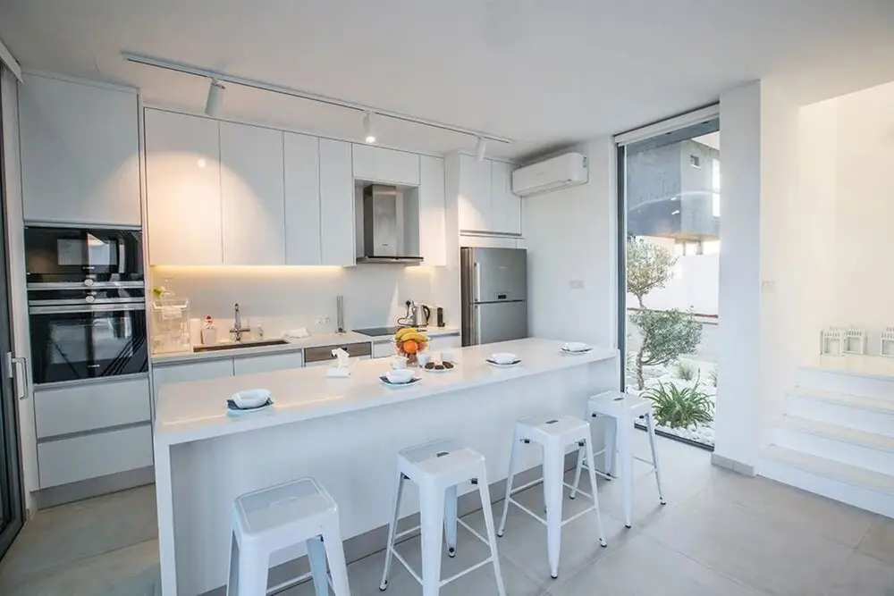 Паралимни: Villa Charlize AQ WP7