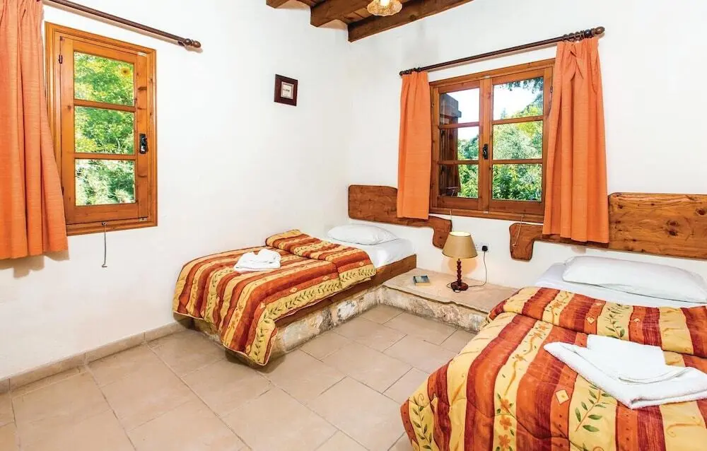 Милиу: Beautiful Home in Miliou Paphos with Hot Tub, Sauna & 3 Bedrooms