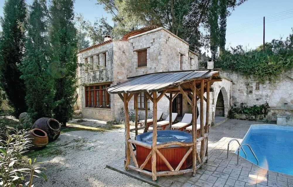 Милиу: Beautiful Home in Miliou Paphos with Hot Tub, Sauna & 3 Bedrooms