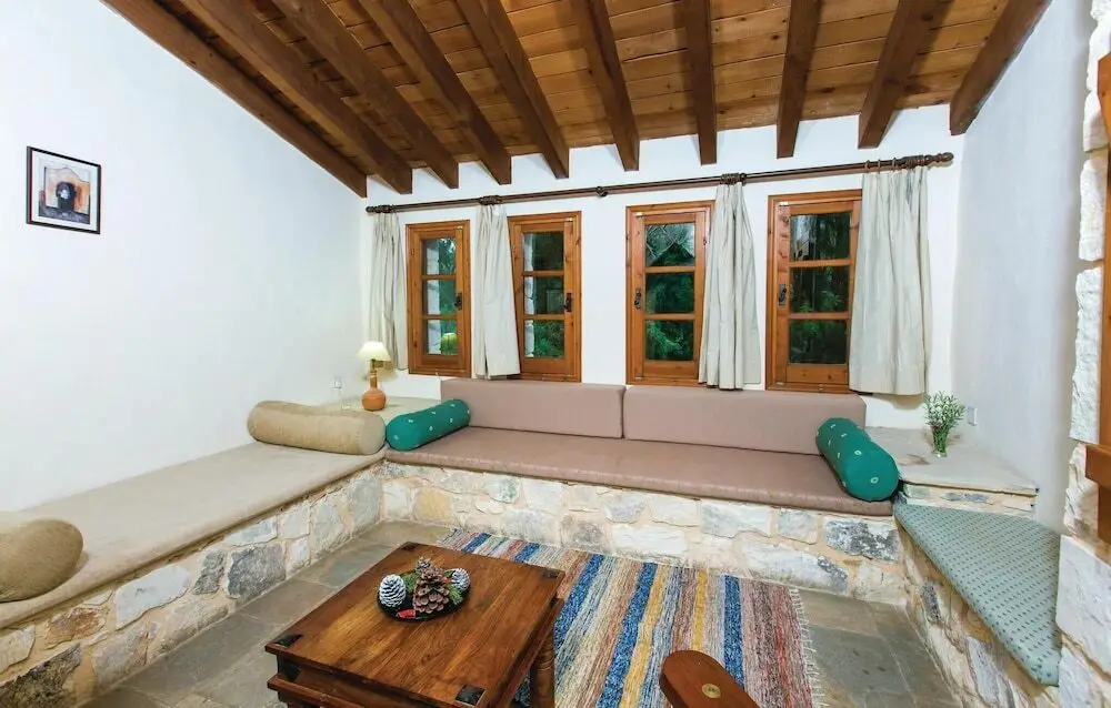 Милиу: Beautiful Home in Miliou Paphos with Hot Tub, Sauna & 3 Bedrooms