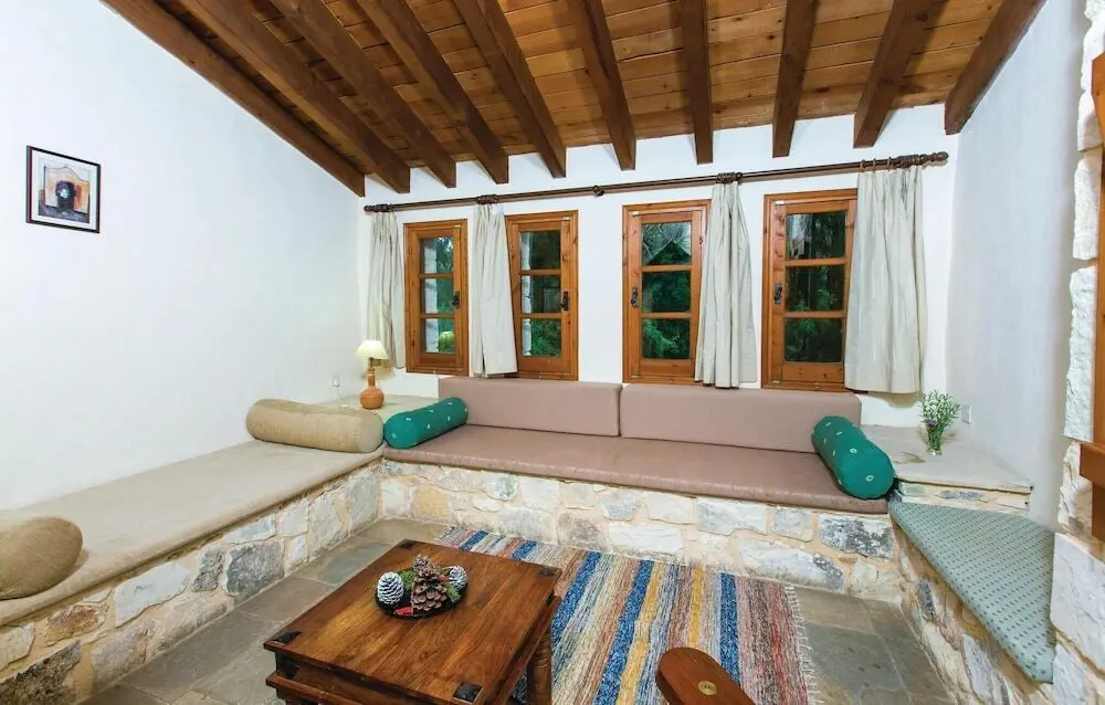 Милиу: Beautiful Home in Miliou Paphos with Hot Tub, Sauna & 3 Bedrooms