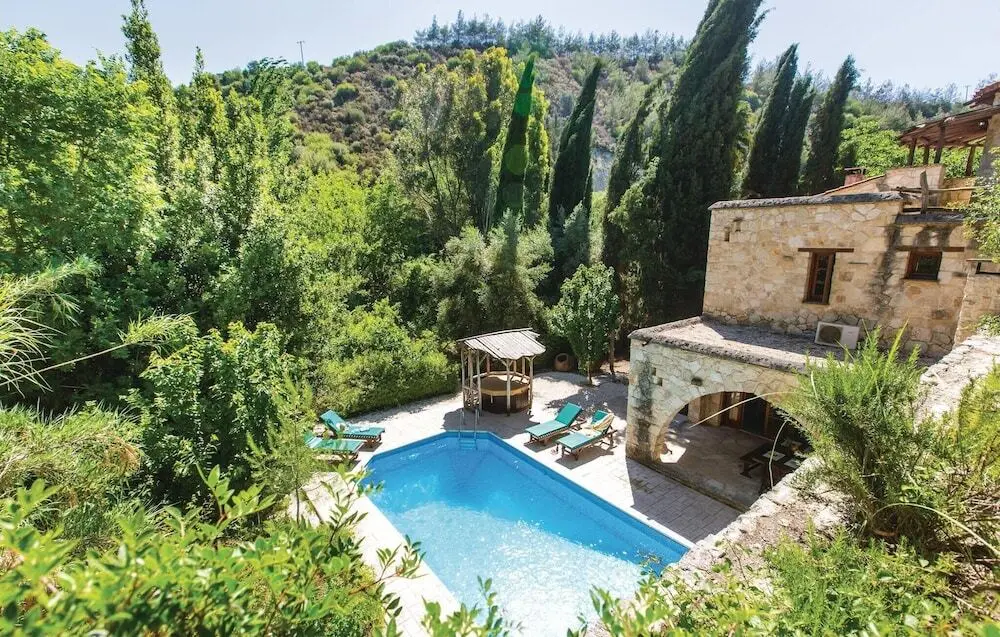 Милиу: Beautiful Home in Miliou Paphos with Hot Tub, Sauna & 3 Bedrooms