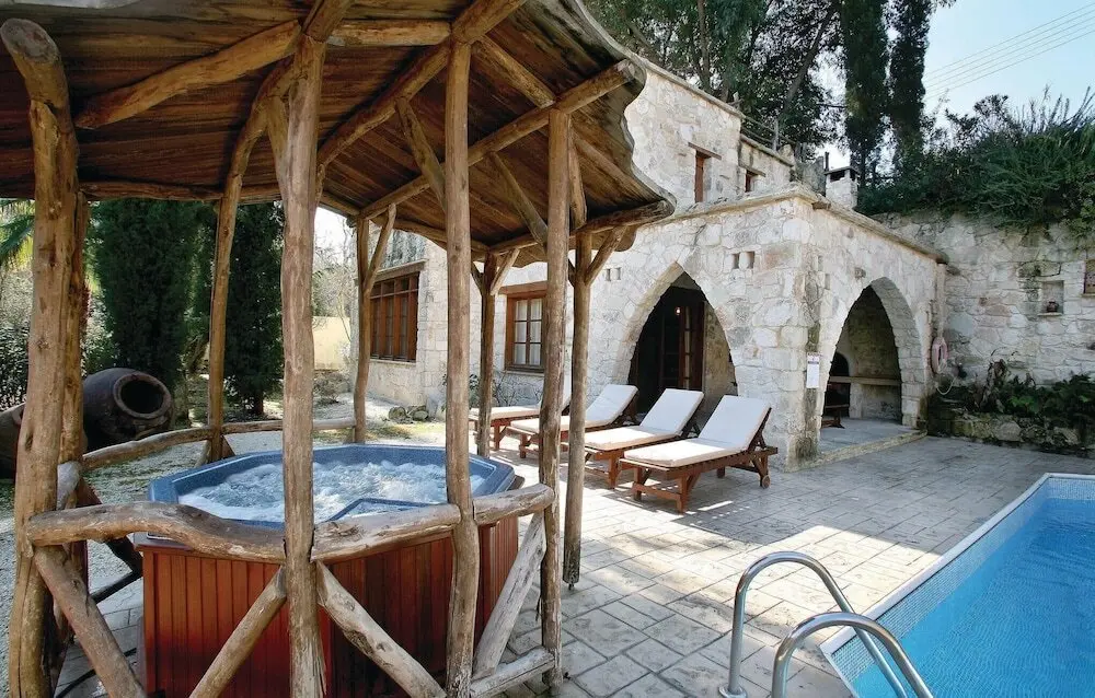 Милиу: Beautiful Home in Miliou Paphos with Hot Tub, Sauna & 3 Bedrooms