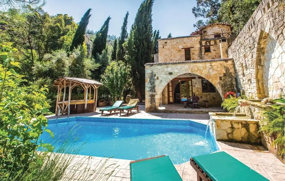 Милиу: Beautiful Home in Miliou Paphos with Hot Tub, Sauna & 3 Bedrooms