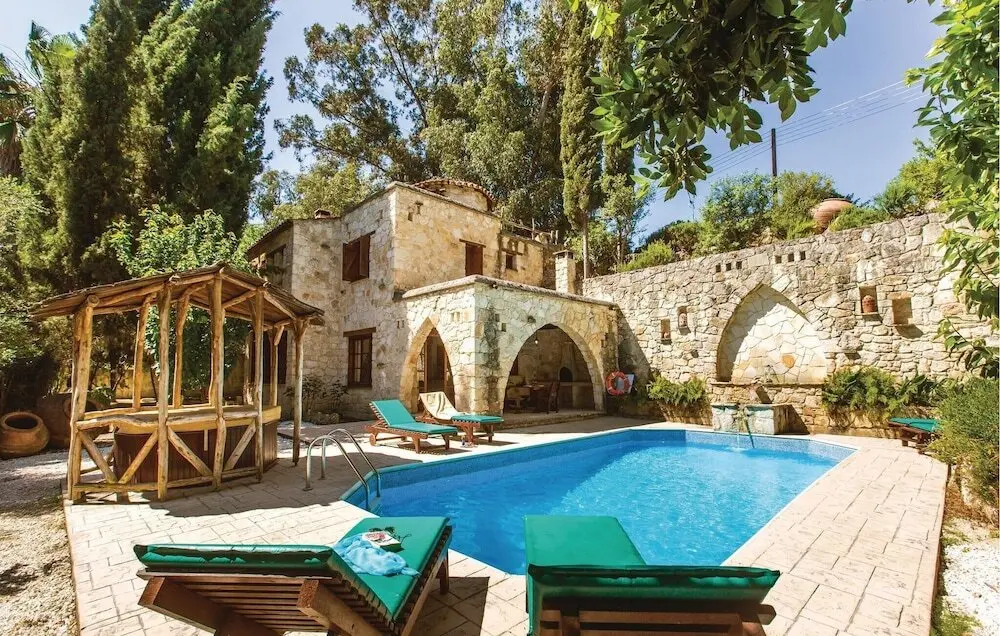 Милиу: Beautiful Home in Miliou Paphos with Hot Tub, Sauna & 3 Bedrooms