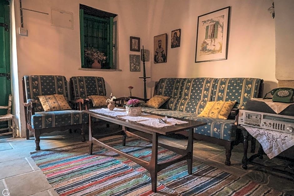 Литродонтас: To Spiti Sto Xorko