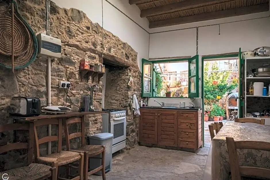 Литродонтас: To Spiti Sto Xorko