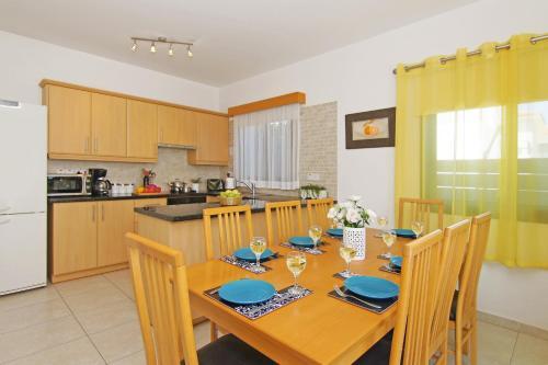 Паралимни: Villa Eve