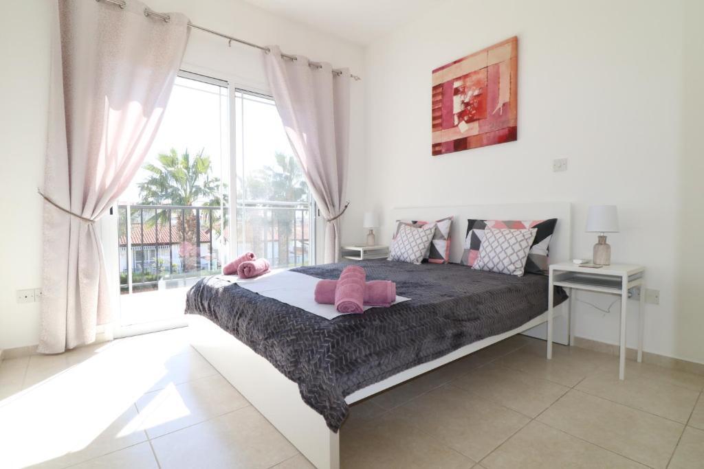 Пафос: Cyking 2 bed Apartment with pool & 10 min to beach