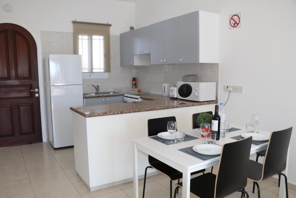 Пафос: Cyking 2 bed Apartment with pool & 10 min to beach