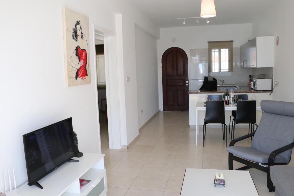 Пафос: Cyking 2 bed Apartment with pool & 10 min to beach