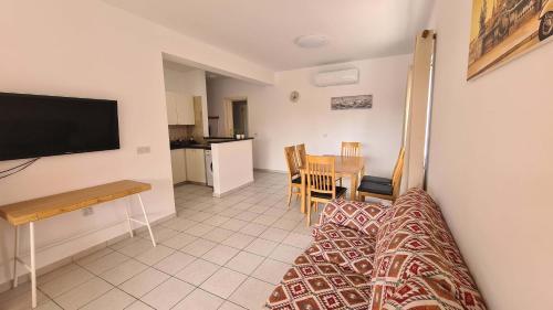 Пафос: Sunny Limnaria Gardens 2 Bedroom Apartment