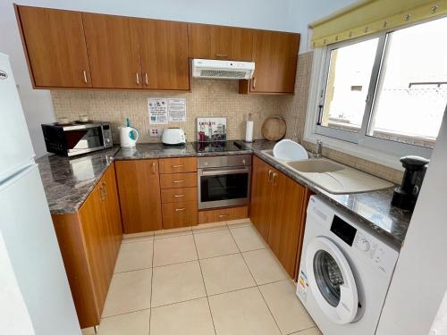 Пафос: 109 Queens Gardens, Paphos