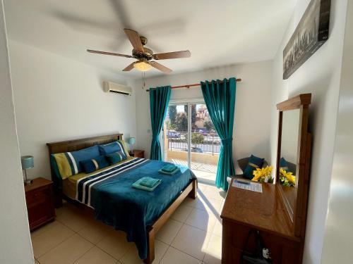 Пафос: 109 Queens Gardens, Paphos