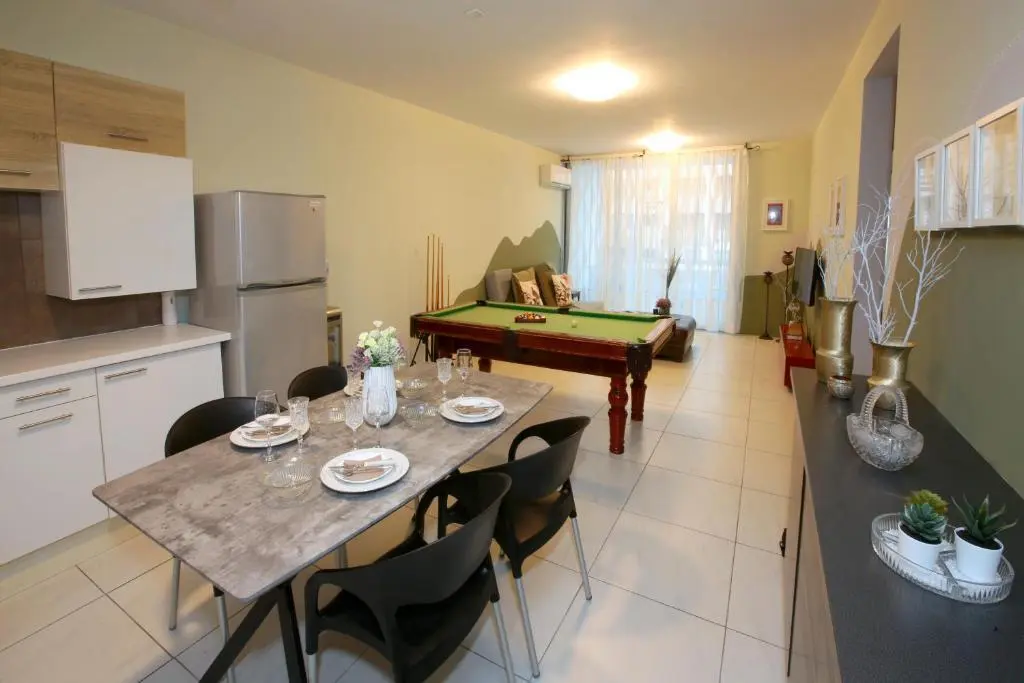 Ларнака: 930m to Beach-2 Bedroom+Veranda-Perfect Located