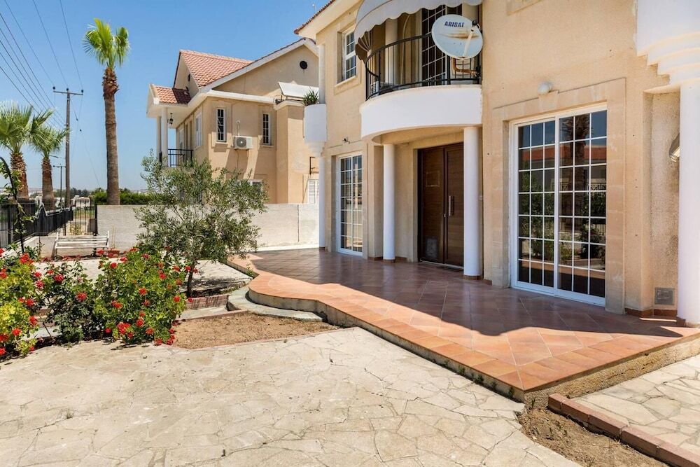 Ларнака: 4 Bedroom Villa With Private Pool Near Beach